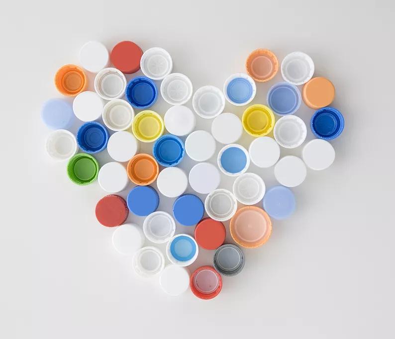 用啤酒的瓶盖怎么做成玩具,六个瓶盖可以做什么手工玩具