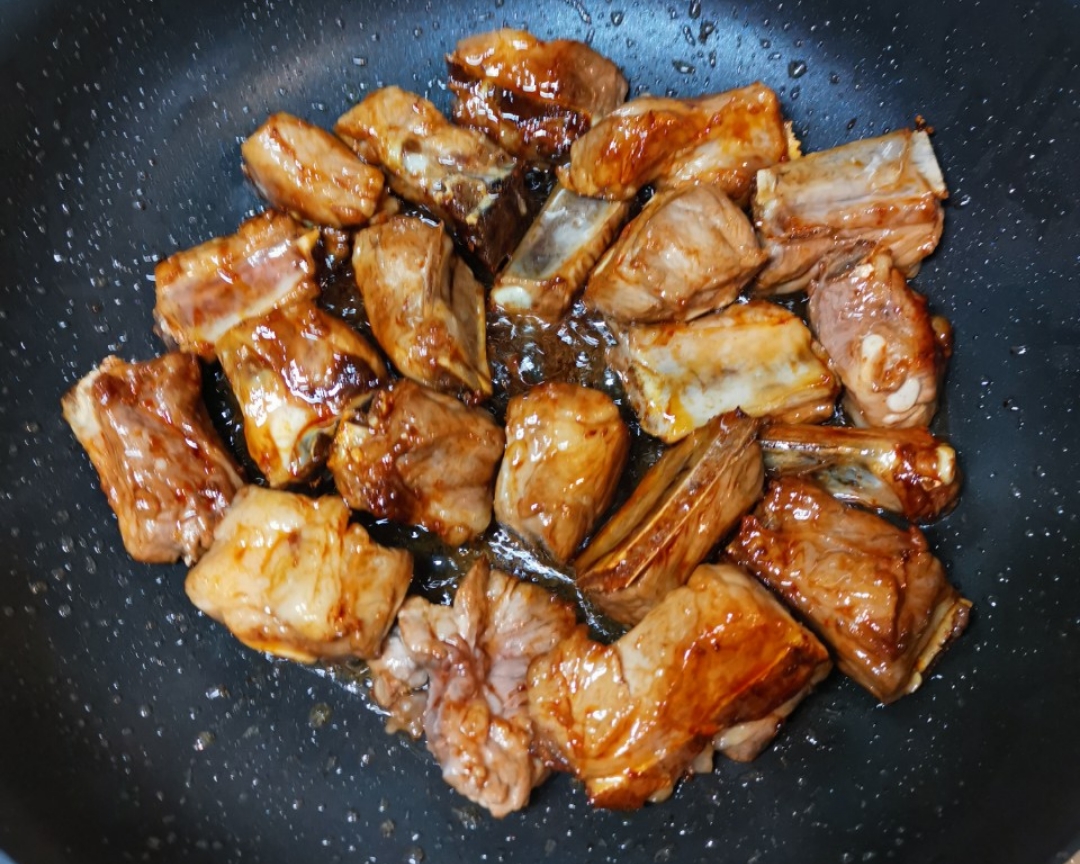 家常红烧排骨的懒人做法配料简单,红烧排骨家庭超简单做法