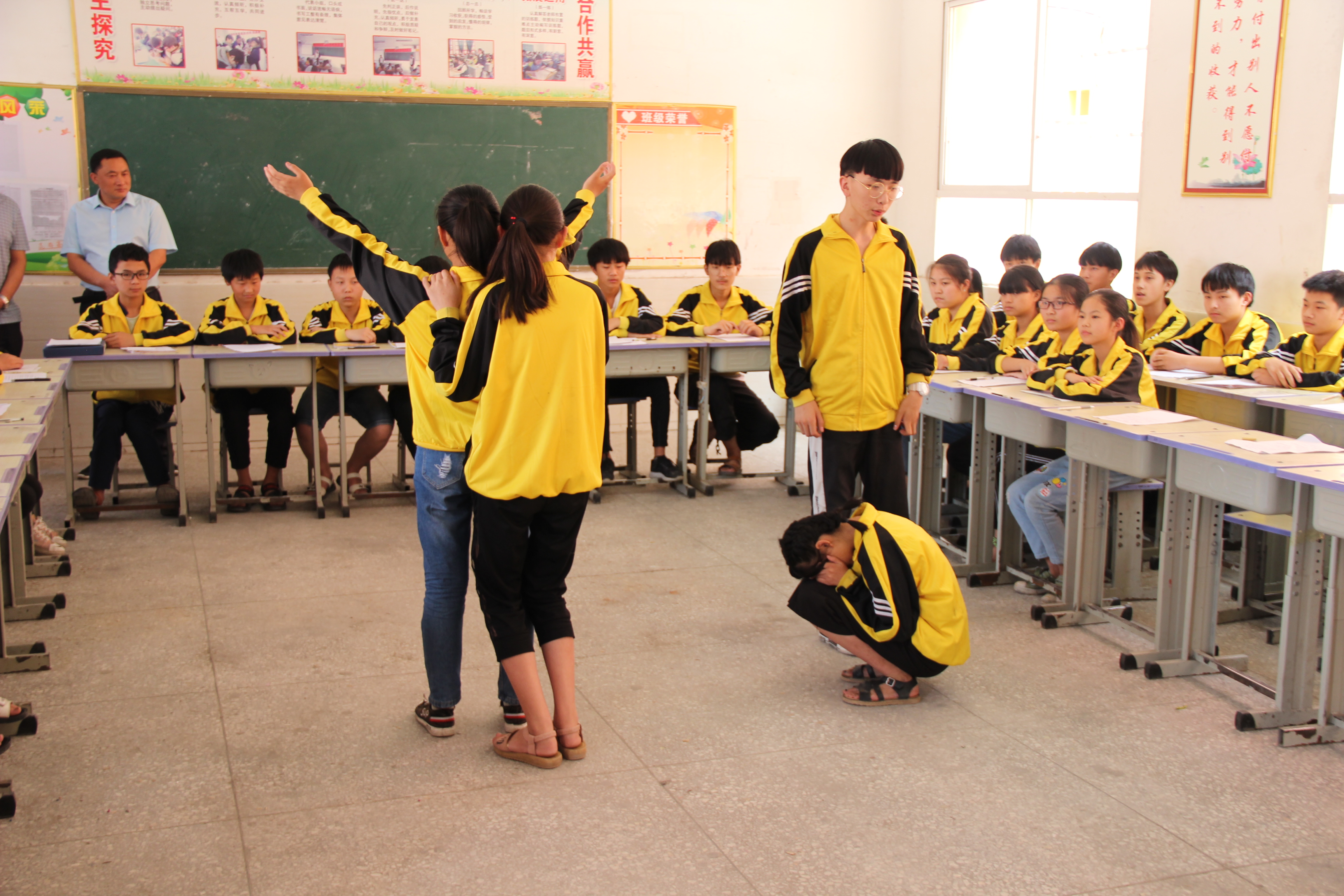 德育工作用三句歌词总结,赞美学校德育工作成绩的句子