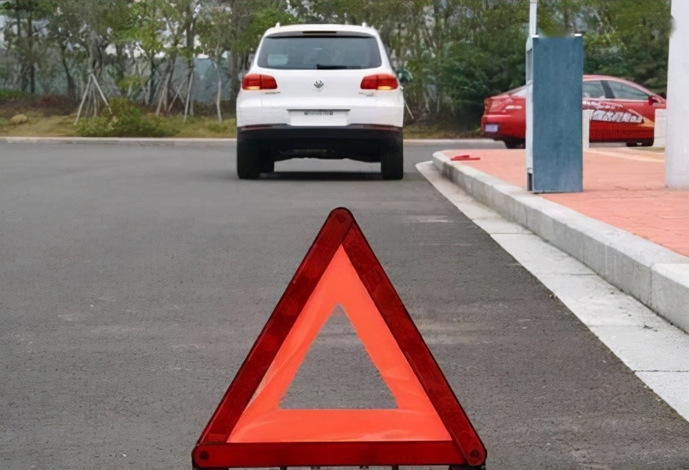 汽车上需要注意的几个警示灯,车上亮这些灯就要注意了
