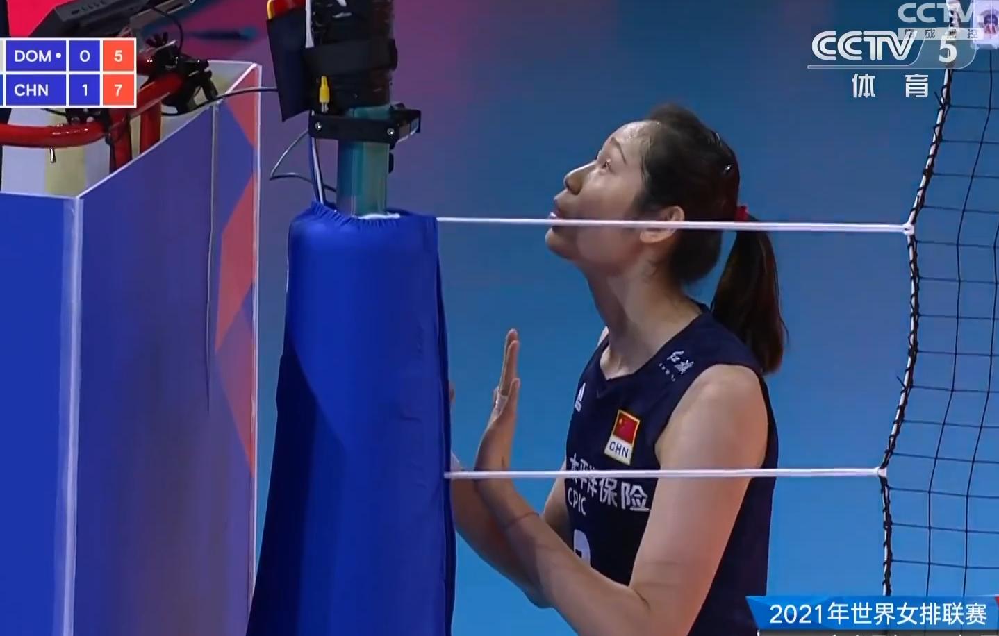 朱婷不满判罚，直接大声飙英文申诉，主裁判脸色都变了但未改判