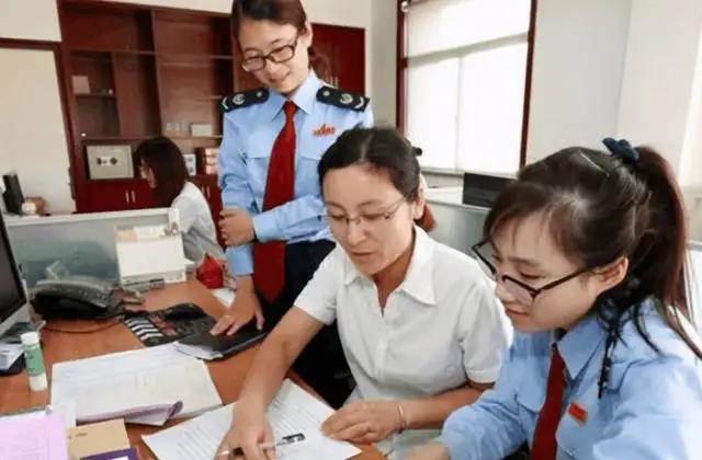 精英中学老师工资表,一个中学老师一年工资多少