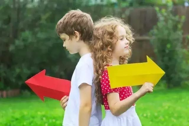 如何跟家长说引导孩子系鞋带,宝宝不会系鞋带妈妈教给他系鞋带