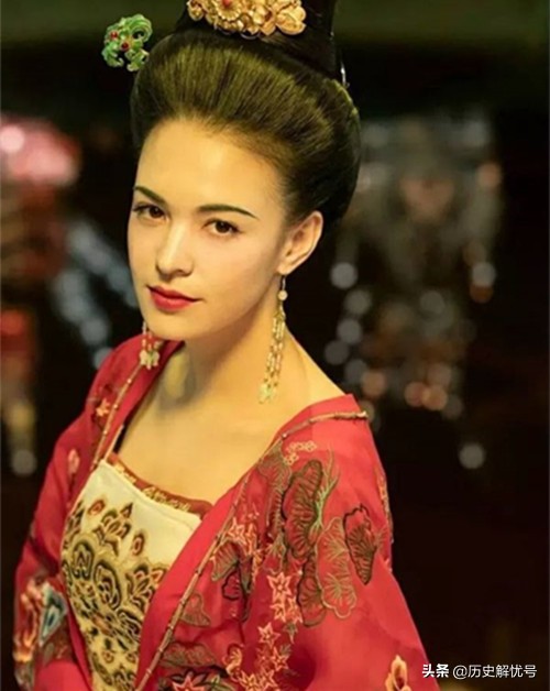 李白写给杨贵妃的诗为啥被赶出去,李白清平调到底有没有讽刺杨贵妃