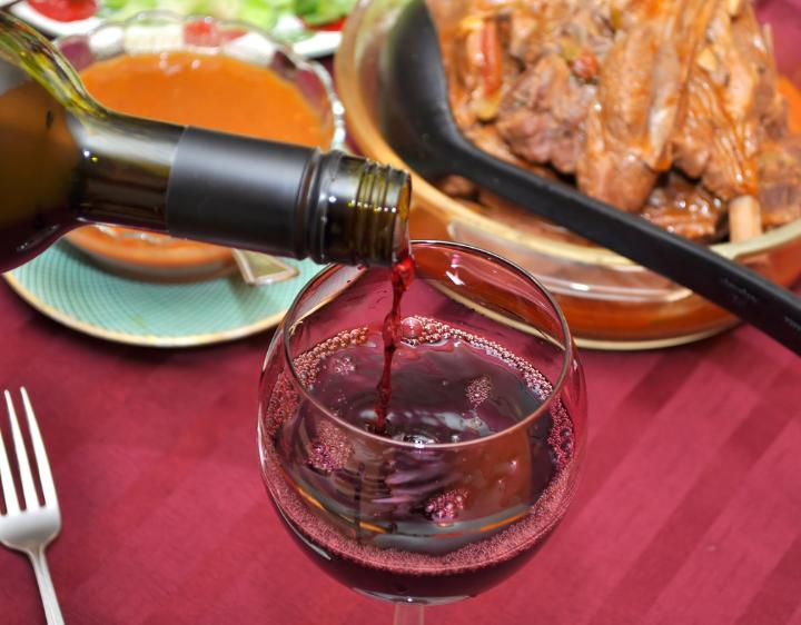 红酒醒酒之后可以倒满杯吗,红酒开瓶醒酒后能倒回去吗