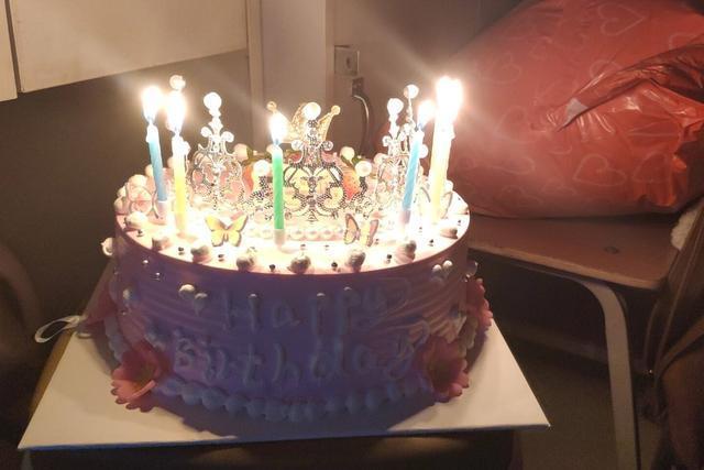 “最委屈生日”火了，看见桌上爸爸送的假蛋糕，孩子哭着许愿