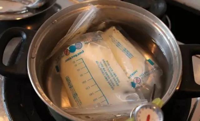 母乳常温冷藏保存最佳时间及方法,冷冻的母乳放在冷藏解冻能存多久