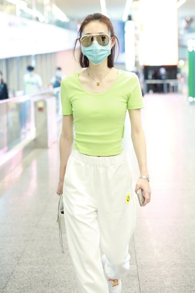 王丽坤身穿荧光色的短袖，搭白色运动裤，可亮眼可好看了