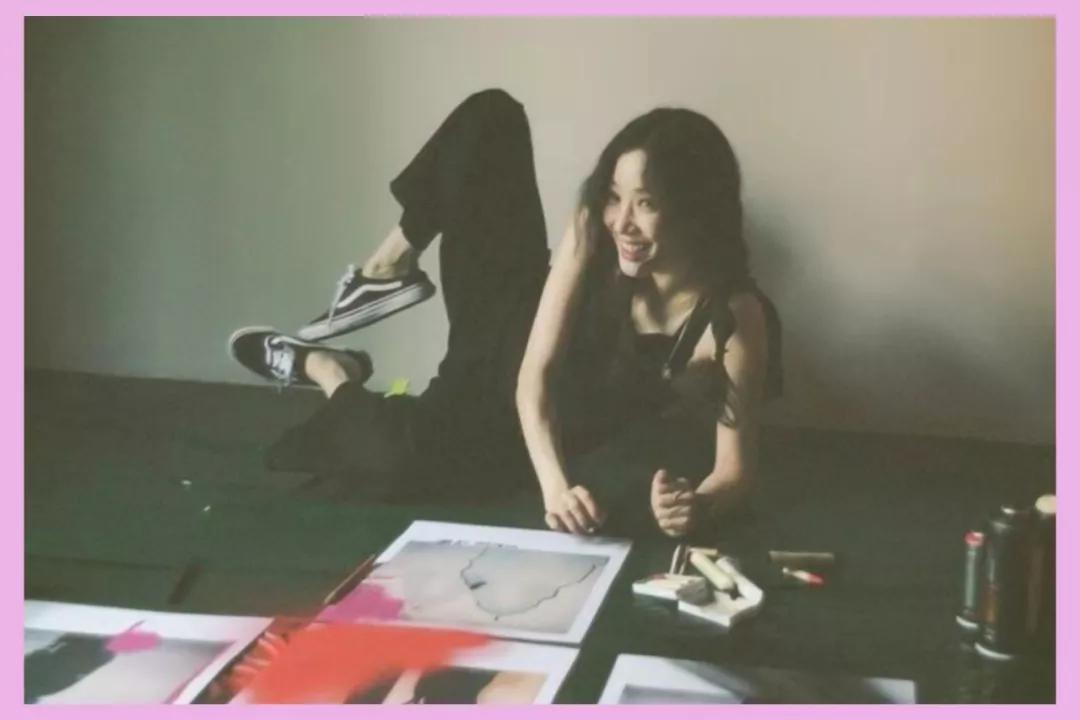 郑丽媛穿搭晒图，被小卷毛圈粉，这样的韩国小姐姐请给我一沓