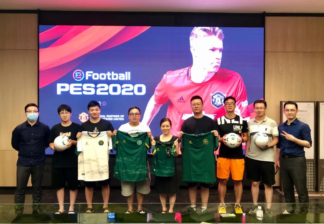 热火朝天的参加比赛,足球如火如荼