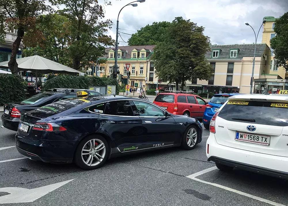 公共停车位被电动车霸占违不违法,电动车占用公共停车位的行为