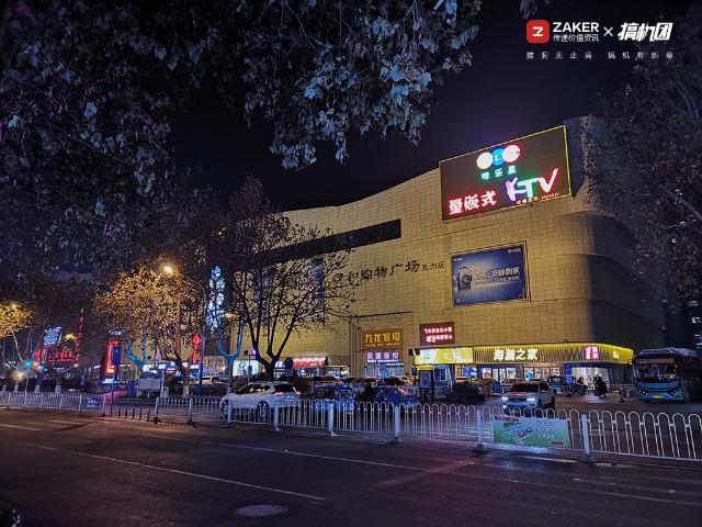 挖孔屏好用吗，相机自带8倍镜，能玩英雄联盟：光荣V20体验