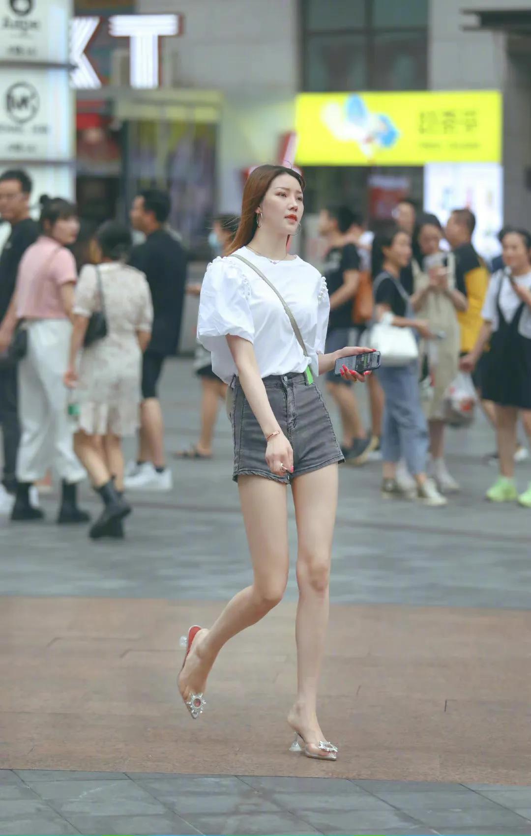 街拍牛仔短裤时尚穿搭风格,一字牛仔短裤穿搭街拍