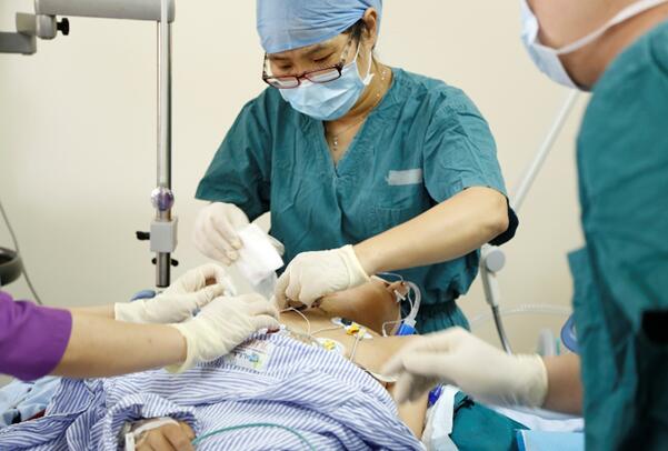 30个医护人员心脏按压5小时！患暴发性心肌的孩子痊愈了