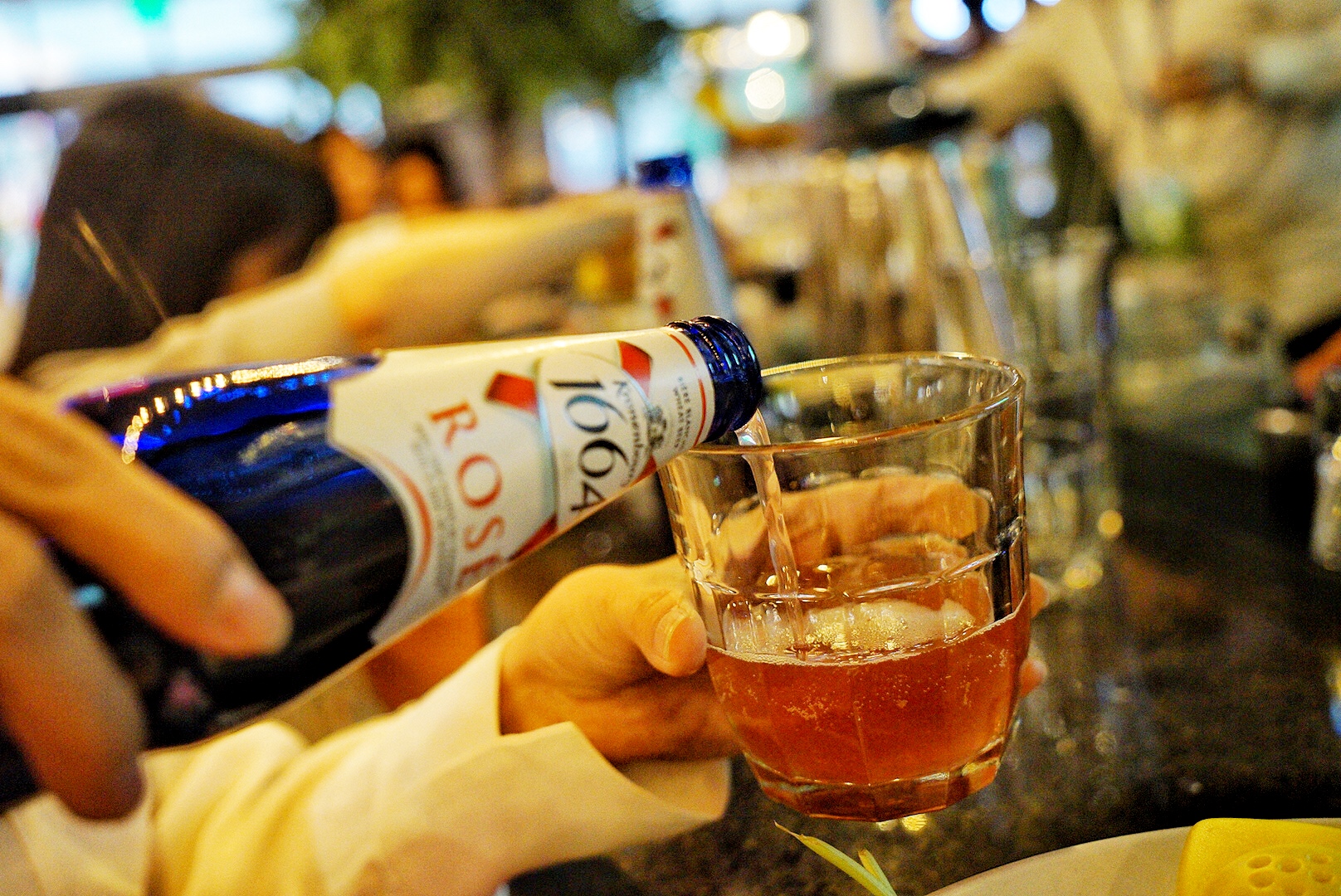 花式喝啤酒的正确方法,啤酒最流行喝法视频教程