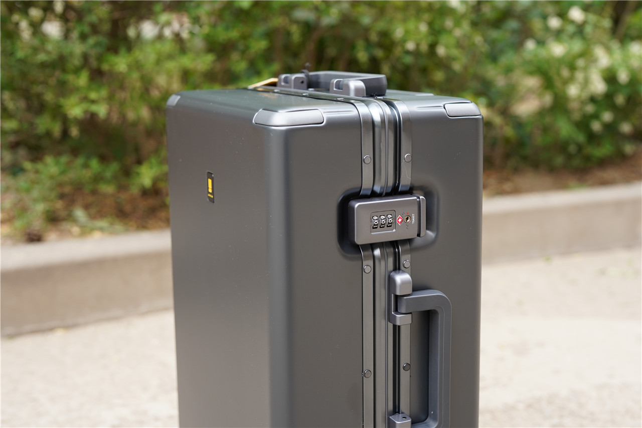 地平线8号行李箱24寸能装多少东西,行李箱推荐地平线8号