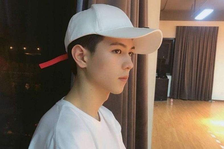 还记得当年的自杀忧郁少年吗？如今变身帅气男团vocal担当