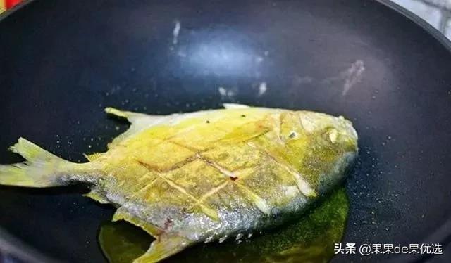 鲳鱼红烧还是清蒸好吃,清蒸鲳鱼的最简单做法图片