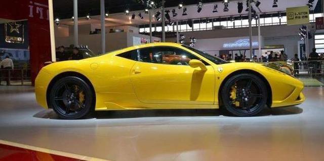 街头现身法拉利与美女，看到美女那一刻，网友：想知道怎么上厕所