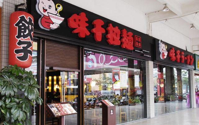 带导盲犬进海底捞被拒网友吵翻了,带导盲犬海底捞