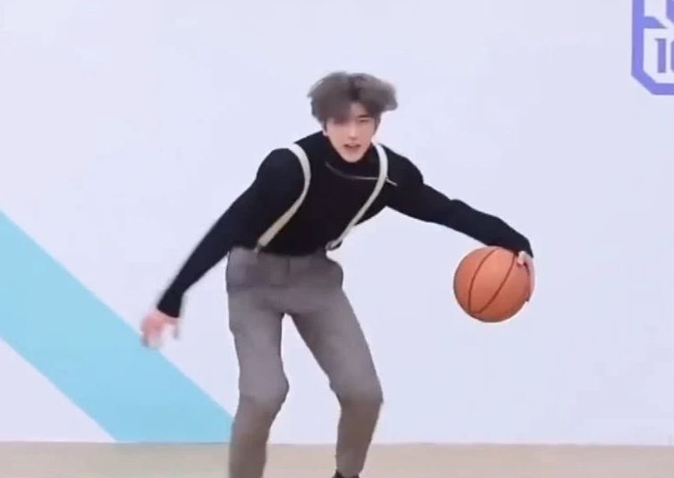 出道即巅峰的蔡徐坤c位,蔡徐坤为什么c位出道被压票