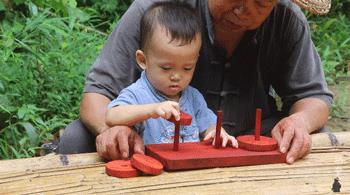 中国老爷爷给孙子做的神奇玩具,老外看中国爷爷给孙子做玩具