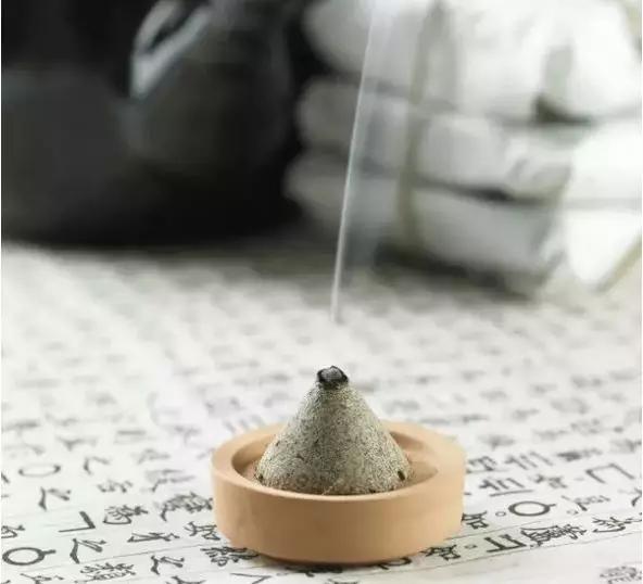 艾灸燃烧时烟雾对人体有害吗,艾灸的烟雾有大有小哪个好