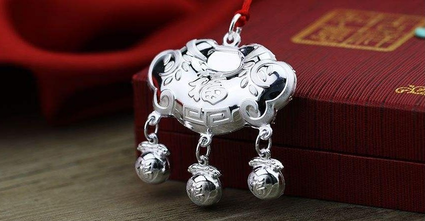 金锁银锁有什么讲究,平安锁怎么戴才好看