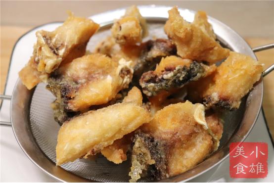 家常炖草鱼酱汁浓郁简单美味,草鱼一半油炸和一半炖汤