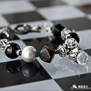 施华洛世奇水晶和珠子打造闪亮弹簧吊坠手链，附制作图解教程