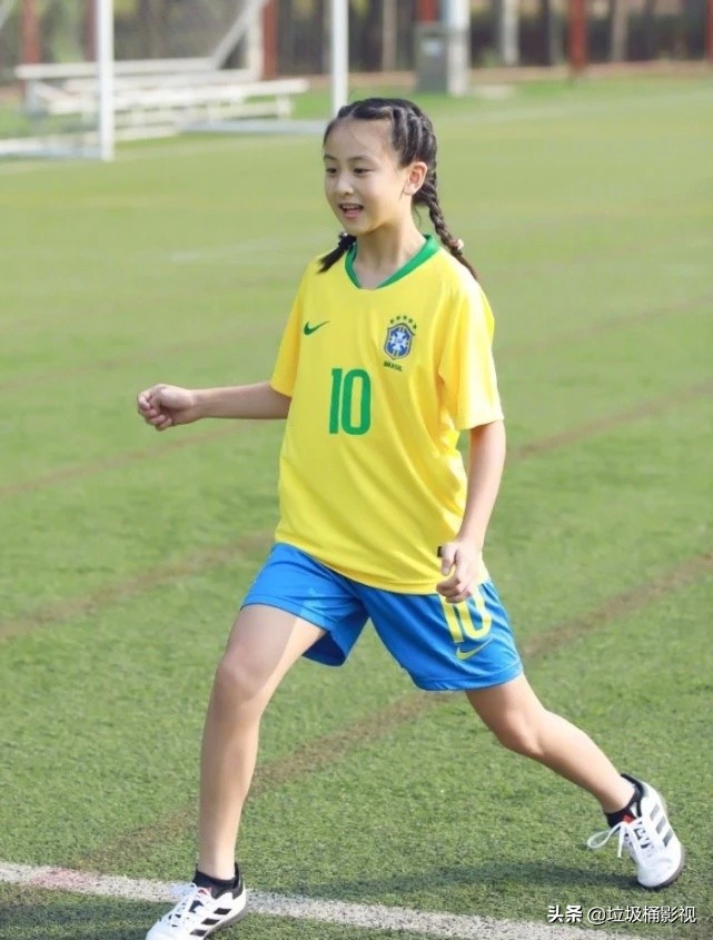 不敢认是田亮女儿，才11岁就懂得穿半腿袜，凹出的鲶鱼腿太长