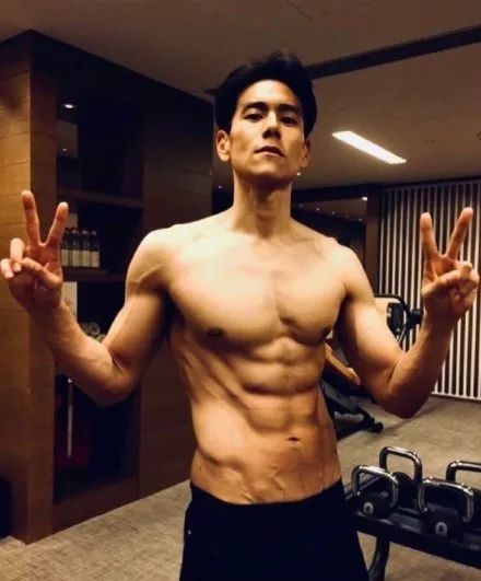 李现200斤未p照片曝光：你以为的腹肌男神，其实是自律狂魔