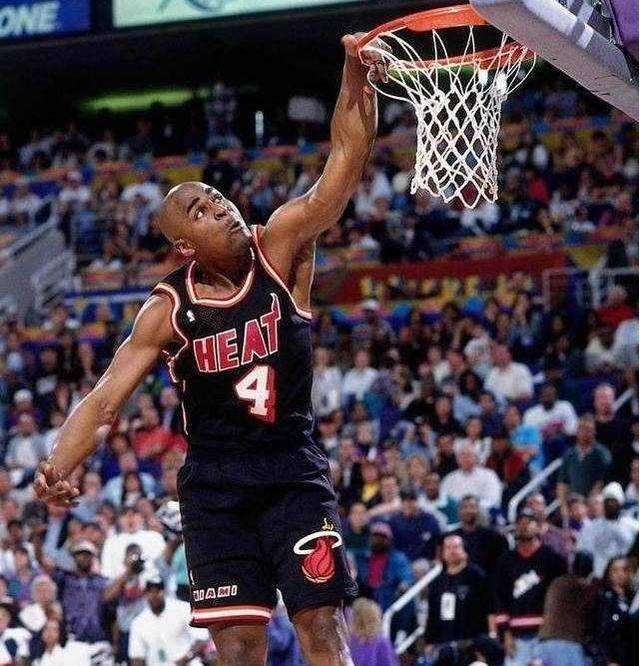 球员格林扣篮,格林罚球线起跳