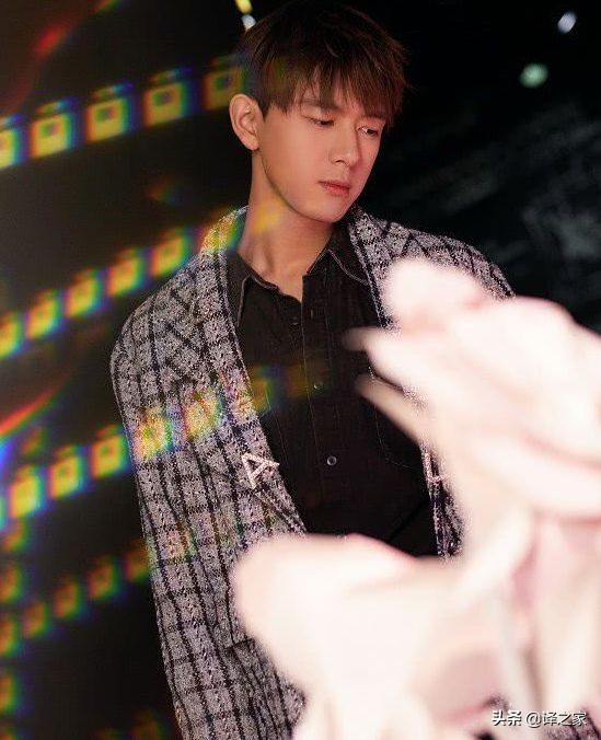 马上就要七夕了，现男友李现再传好消息！网友：人红资源多