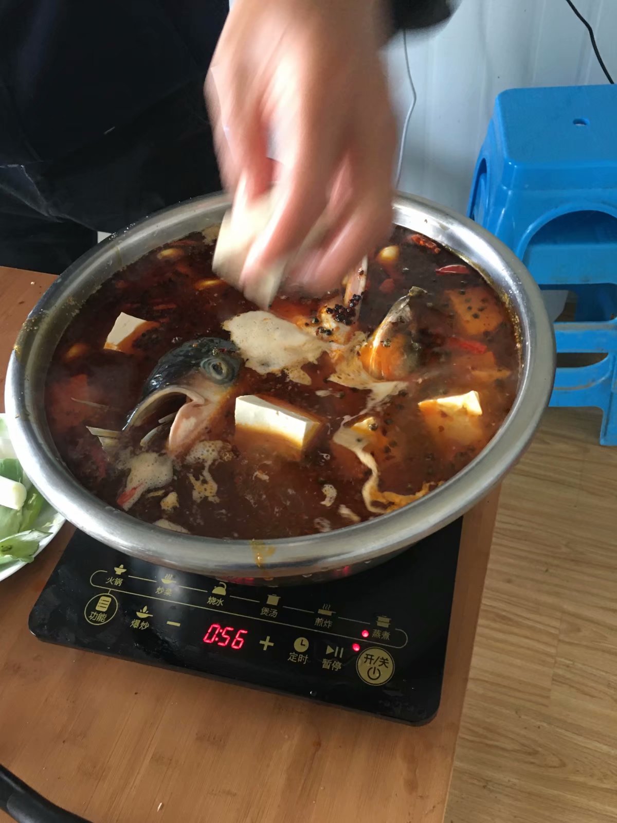 如何做酸辣鱼头炖豆腐,麻辣鱼头炖豆腐怎么做最好吃