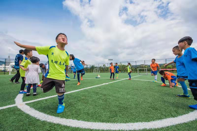 零基础儿童足球训练课,足球免费体验