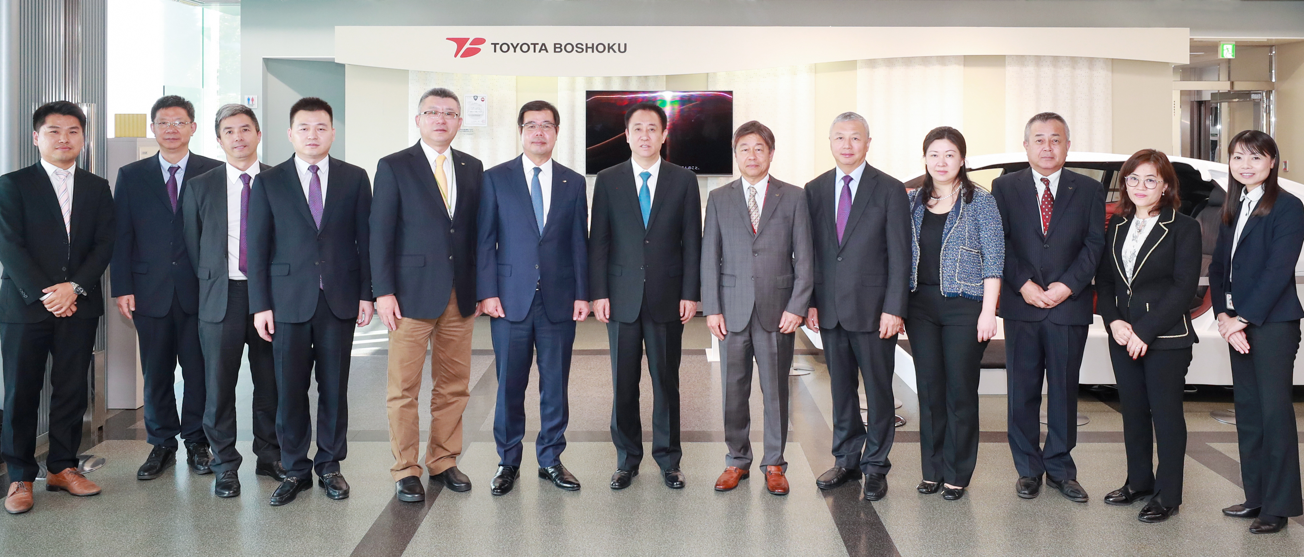 许家印为什么要造汽车,许家印考察世界顶级汽车