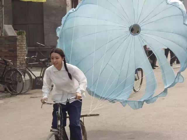 地位与张艺谋不相上下，他第一次做导演，扯掉了理想主义的遮羞布