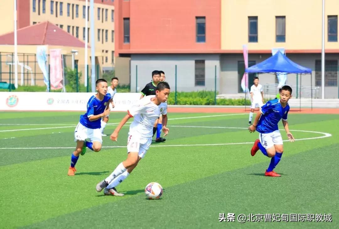 酷暑炎夏也挡不住球友打球的决心,足球绿茵场上的豪情与梦想