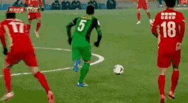 足球十大搞笑进球动图,国足足球搞笑gif高清图