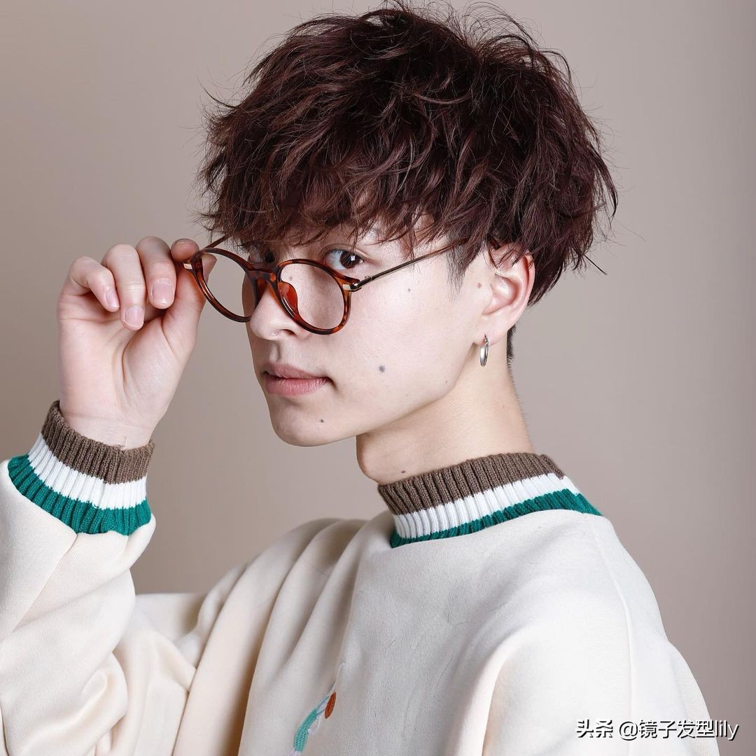 不过时的男士背头发型,男士一定要尝试的发型韩式背头