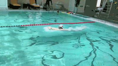 初学潜水有潜水圈,初学潜水浮起来了游不走