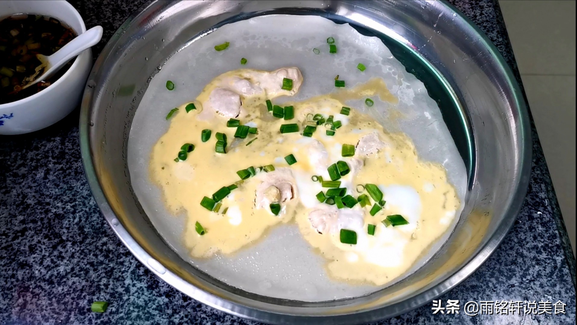 自制家常肠粉的做法简单易学,简易的肠粉在家就能制作