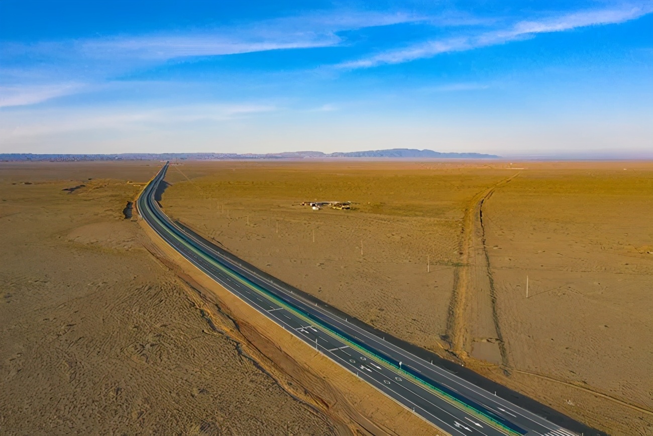 万里黄沙，波涛如怒，谁建起这条横贯中国的壮阔公路？