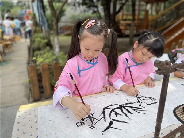 笔墨纸砚润童心，书香画韵趣国庆节：合肥市宿州路幼儿园迎国庆节活动