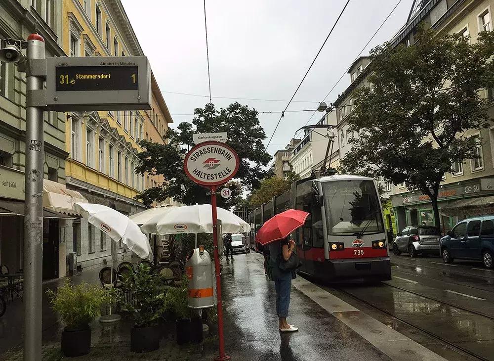 公共停车位被电动车霸占违不违法,电动车占用公共停车位的行为