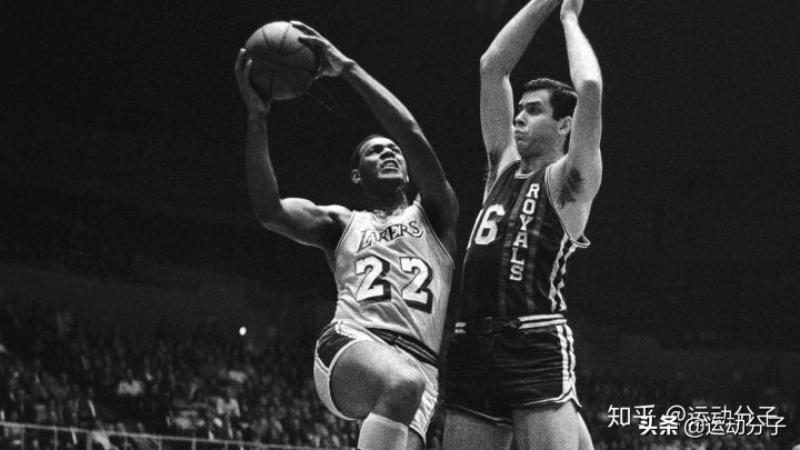 斯台普斯球馆雕像,斯台普斯中心门前的雕像