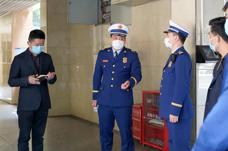 消防大队开展学校消防安全大排查,公安局到我校开展消防安全大检查