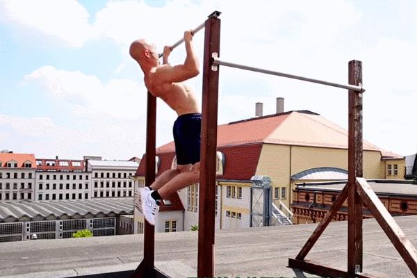 圆肩驼背主要训练背部哪块肌肉,改善圆肩驼背背部训练拉伸动作