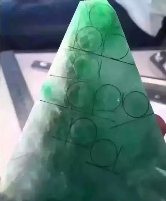 拍卖行的顶级翡翠珠链,拍卖会上的顶级翡翠首饰